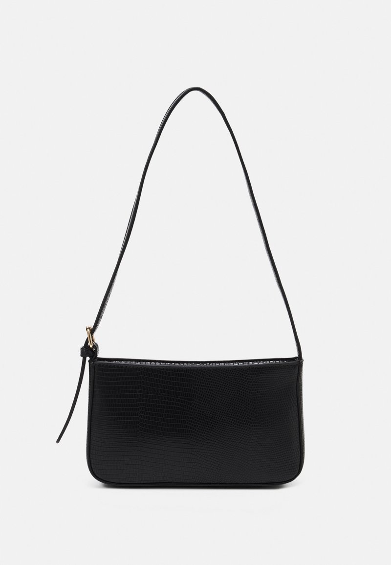 Borsa a tracolla in pelle nera con superficie testurizzata, forma rettangolare slim e tracolla removibile. Presenta un accento in hardware dorato.