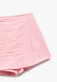 Roze linnen shorts met een losse pasvorm, met subtiele textuur, een gestikte tailleband en een eenvoudige zoom voor een casual uitstraling.