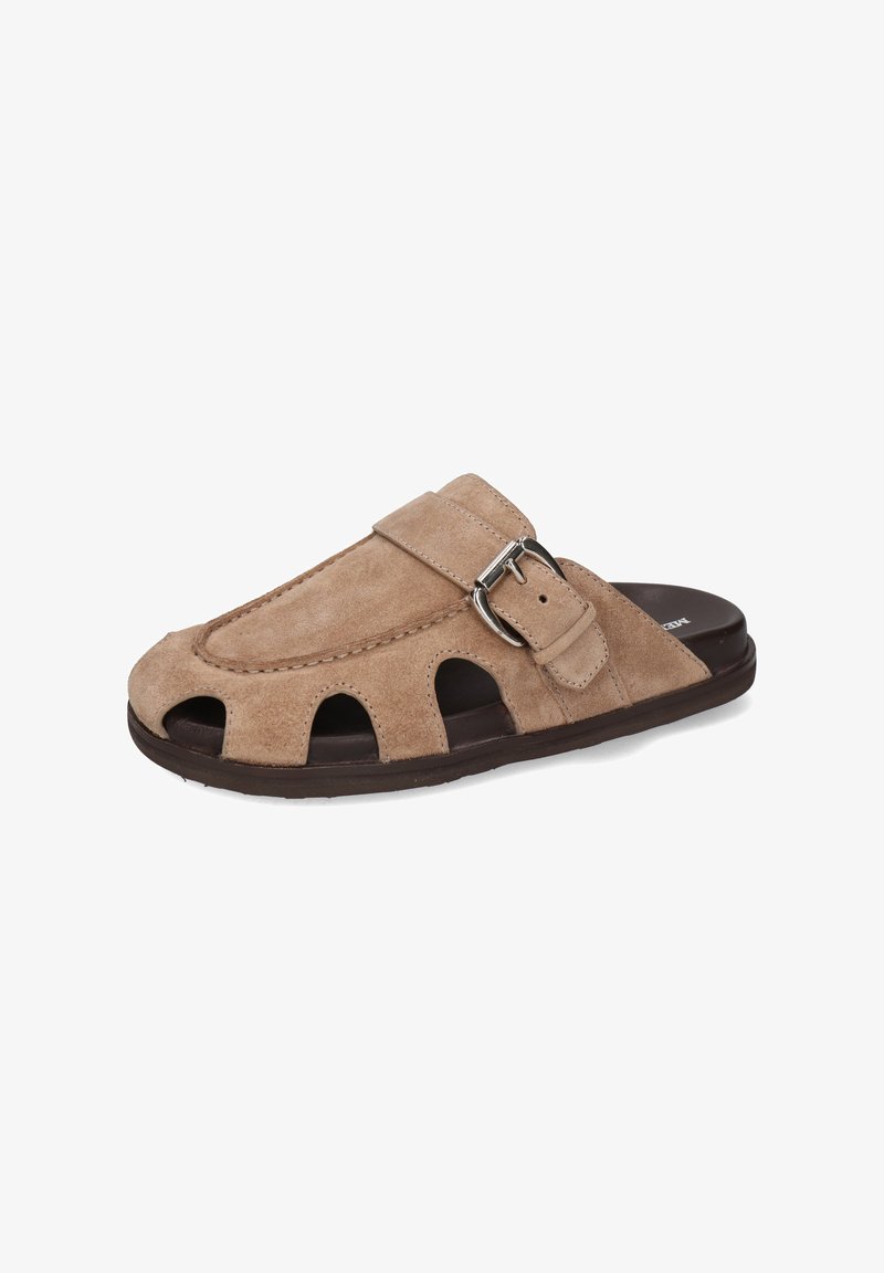 Sandalo in suede marrone a scivolo con aperture aperte, una suola piatta e una fascia regolabile con fibbia sulla parte superiore. Fodera interna liscia.