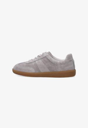 Baskets basses en suede gris clair avec un laçage à l'avant et une semelle en caoutchouc marron, présentées de l'extérieur sur un fond blanc.