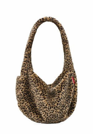Sac à épaule doux et pelucheux avec motif léopard et forme arrondie, avec une petite étiquette de marque rouge sur le côté.