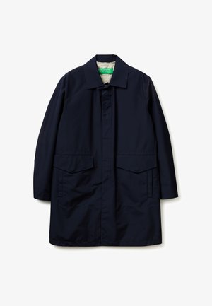 Abrigo largo azul marino con cuello puntiagudo, botones delanteros ocultos y dos grandes bolsillos frontales con solapa, extendido sobre un fondo blanco.