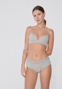 Graues Lingerie-Set mit einem glatten, tief ausgeschnittenen Bralette mit verstellbaren Trägern und passenden hochgeschnittenen Slips mit Spitzenbesatz.