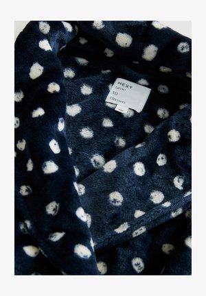 Mörkblå fleecebadrock med vita prickar, med mjuk textur och en inre etikett med texten "NEXT time to dream."