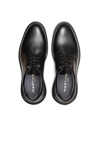 Zapatos de cuero negro con punteras redondeadas, que cuentan con cordones, un cuello texturizado y un logo sutil en las plantillas. Acabado suave y pulido.