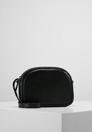 Sort læder crossbody taske med en rund form, lynlås lukning og en aftagelig skulderrem. Glat tekstur med minimal dekoration.