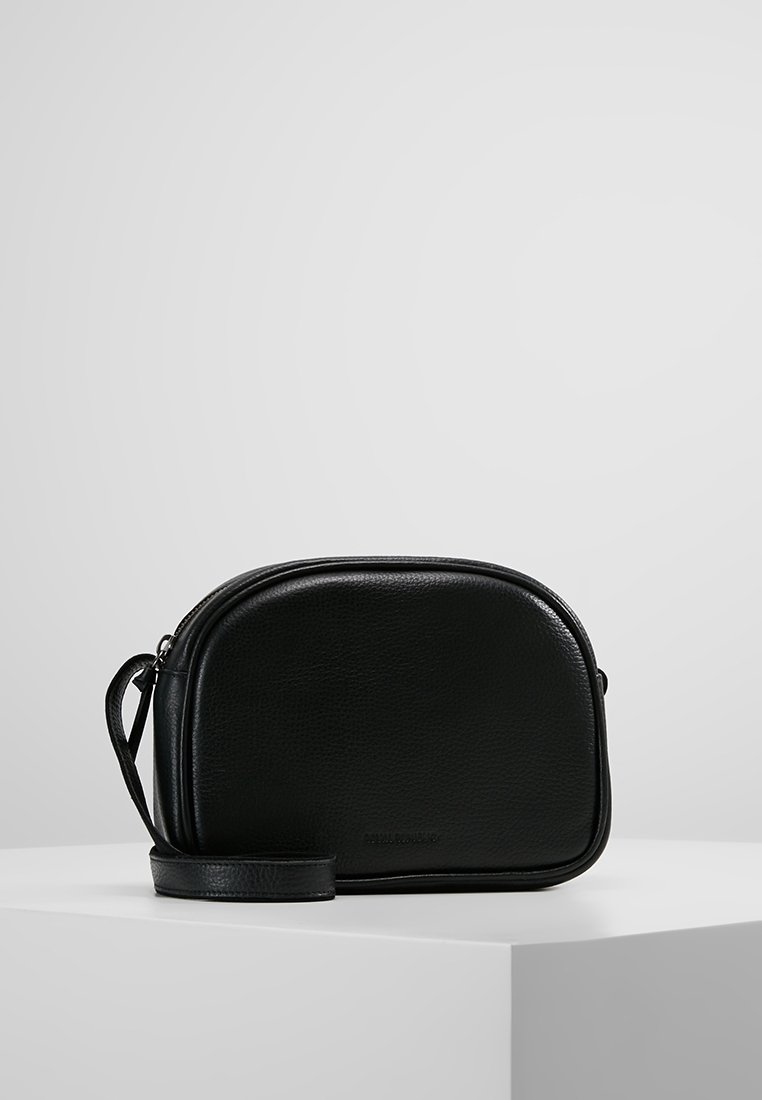 Borsa a tracolla nera in pelle con una forma arrotondata, chiusura a zip e spallaccio rimovibile. Texture liscia con dettagli minimi.