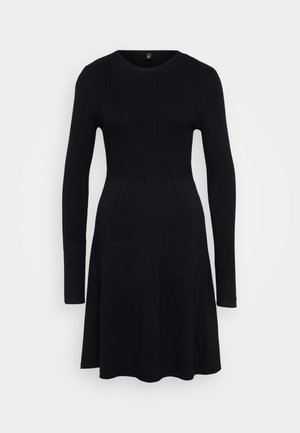 Čierna šaty s ryhovaným vzorom, dlhými rukávmi a priliehavým telom, ktoré sa rozširuje do sukne. Hladká textura, okrúhly výstrih a jednoduchý dizajn.