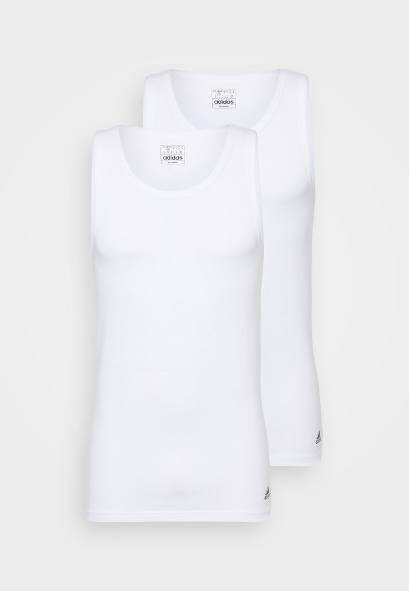 Twee witte tanktops van katoen, met een ronde halslijn en een slim fit. Elke heeft een klein zwart Adidas-logo nabij de zoom.