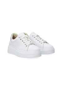Hvide lædersneakers med platformsål, snøre-design, dekorativ hardware ved snørene og en struktureret overflade på overdelen.