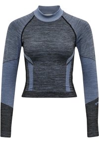 Camiseta atlética de manga larga en gris oscuro y azul claro, con cuello alto, tela texturizada y un diseño ajustado con acentos en bloques de color.