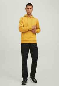 Jack & Jones JJEBASIC złoty