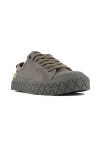 Sneaker in tela marrone con suola in gomma grigia testurizzata, dotate di lacci tradizionali e un design della piattaforma leggermente elevato.