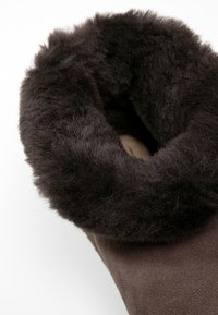 UGG CLASSIC MINI II - Talvisaappaat - chocolate