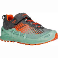Scarpa da trail running grigia e arancione. Presenta una tomaia in mesh traspirante, una suola costituita da un'ammortizzazione verde e una suola esterna in gomma testurizzata per una migliore aderenza.