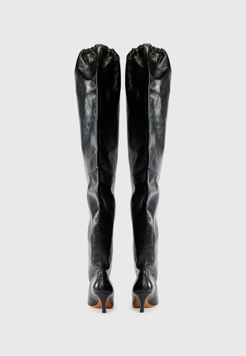 Stivali in pelle nera alti fino al ginocchio con una parte superiore arricciata, punta affusolata e tacco slim e curvo. Texture liscia con una finitura lucida.