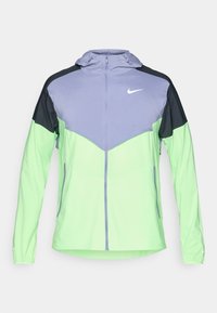 Veste Nike à capuche avec zip intégral, partie inférieure vert clair, partie supérieure lavande, et épaules et manches noires.