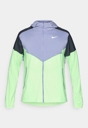 Mikina s kapucí Nike na zip, světle zelená spodní část, levandulová horní část a černé ramena a rukávy.