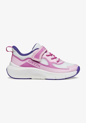 Zapatilla deportiva infantil en rosa y púrpura con malla blanca, cierre de velcro, cordones y suela blanca gruesa, con la marca "GEOX" en el lateral.