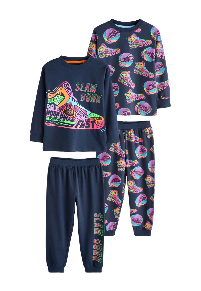 Jūrų pajėgų pižamos komplektas, kurį sudaro du viršutiniai drabužiai ir dvi kelnės. Vienas viršus puošiamas spalvingais sportinių batelių paveikslais; kelnės turi žaismingus krepšinio motyvus ir elastingą liemens juostą.