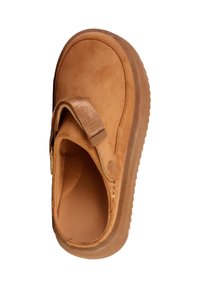 Chaussure en daim marron à enfiler avec semelle épaisse et sangle réglable sur le dessus, vue de dessus sur un fond blanc.