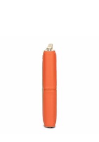 Slank oranje leren portemonnee met een gleufachtige textuur, met een rits aan de bovenkant, subtiele stiksels en een beige accent bij de opening.