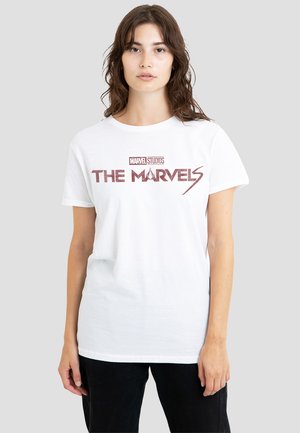 Weißes Baumwoll-T-Shirt mit dem Text "MARVEL STUDIOS THE MARVELS" in burgunderroter fetter Schrift. Kurze Ärmel und ein Rundhalsausschnitt-Design.