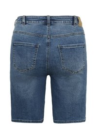 Shorts en jean bleu longueur genou avec poches arrière et passants de ceinture, vus de dos.