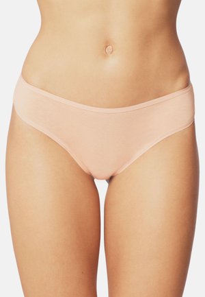 Peachfarvede bomuldsunderbukser med en glat tekstur, lavtaljet design og bred elastisk talje. Har minimale sømme og fuld dækning.