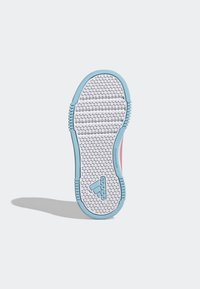Suela de goma blanca con patrón hexagonal, acentos azul claro y detalles en rosa. Las marcas en el lateral indican que es un producto de Adidas.