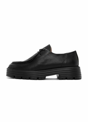 Scarpe in pelle nera con punta rotonda, superficie liscia, cuciture tonali, design con lacci e suola in gomma spessa e rigata.