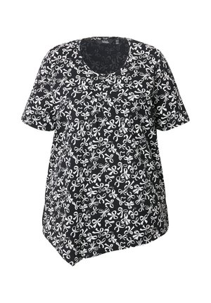 Mustat lyhythihaiset yläosat valkoisella nauhakuvioinnilla. Ominaisuuksiin kuuluu pyöreä kaula-aukko, rento istuvuus ja hieman epäsymmetrinen helma. Valmistettu kevyestä kankaasta.