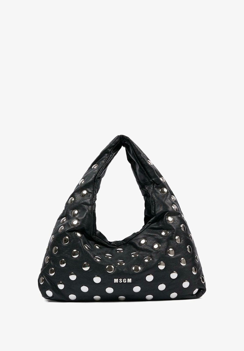 Zwarte leren tas met een slouchy vorm, voorzien van grote zilveren studs en een enkele brede schouderband. Logo weergegeven aan de onderzijde van de voorkant.