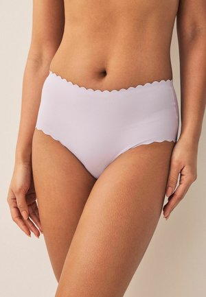 Licht lavendel hoog-getailleerde bikini onderkant met golvende randen en een gladde textuur, voorzien van een midden bedekkend ontwerp zonder zichtbare hardware.