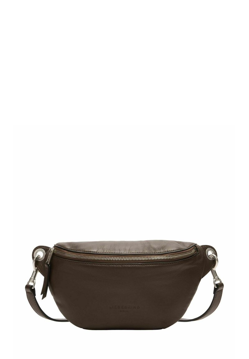 Ciemnobrązowa skórzana nerka z srebrnym zamkiem błyskawicznym i regulowanym paskiem, z wytłoczonym nazwą marki na środku z przodu.