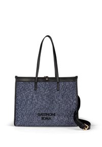 Rymlig marinblå textilväska med svart läderdetalj, två handtag, avtagbar axelrem och präglad logotyp på framsidan.