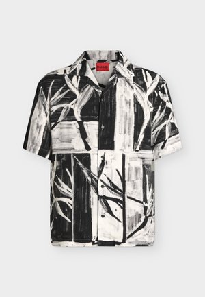 Chemise à manches courtes à boutons avec motif abstrait en coups de pinceau noir et blanc et motifs semblables à des branches, étiquette rouge HUGO à l’intérieur du col.