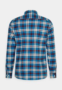 Langemouwen geruit overhemd met blauwe, rode en witte blokken, voorzien van een button-down kraag en knoopmanchetten, gemaakt van zachte stof.