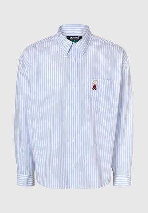 Camicia a righe azzurro chiaro con colletto abbottonato e un personaggio dei cartoni animati ricamato sulla tasca del petto, con maniche lunghe.
