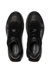 Melnas kedas, kas izgatavotas no ādas un zamša kombinācijas, ar teksturētu dizainu, bieziem auklām un Karl Lagerfeld logo uz iekšzoles.