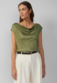 s.Oliver BLACK LABEL AUS GLÄNZENDER MIT WASSERFALL-AUSSCHNITT - T-shirt print - olivgrün