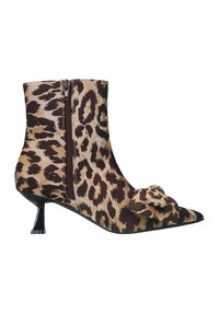 Beige und braune Wildleder-Ankelboots im Leopardenmuster mit einer spitzen Zehe, einem dekorativen Bogen, einem seitlichen Reißverschluss und einem mittelgroßen Blockabsatz.