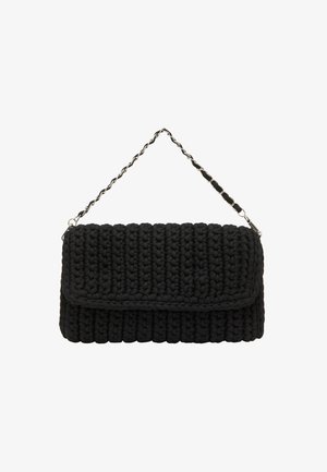 Mustavillaista kudottua clutch-laukkua, jossa on tekstuuripinta, suorakulmainen muoto ja ketjuhihna. Varustettu taittuvalla läpällä.