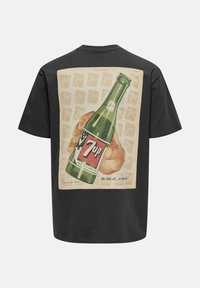 Sort kortærmet t-shirt med et vintage 7-Up flaske grafik på bagsiden, med beige baggrund og farverige logo detaljer.