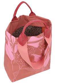 Bolsa de tela en color coral, con patrones de hojas rosas. Doble asa con acentos rojos, forro texturizado con lunares.