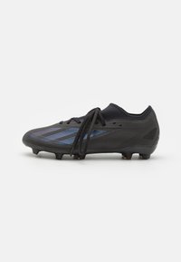 Zwarte voetbalschoenen met blauwe accenten, slank ontwerp, gestructureerde bovenkant en vetersluiting. Heeft een gebogen vorm en gevormde noppen.