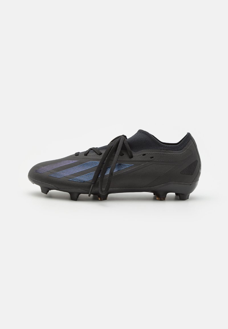 Zwarte voetbalschoenen met blauwe accenten, slank ontwerp, gestructureerde bovenkant en vetersluiting. Heeft een gebogen vorm en gevormde noppen.