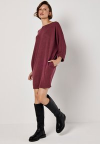 Apricot Pletené šaty - burgandy