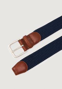 Tumed vöö, millel on helepruun nahkdetail ja hõbedane metalllukk. Vööl on tekstuuriline pind ja terav nahast ots.