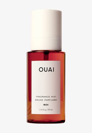 Perfumowana mgiełka OUAI Ibiza w przezroczystej bursztynowej butelce z białą etykietą i zakrętką, pojemność 3,3 fl oz (97 ml).